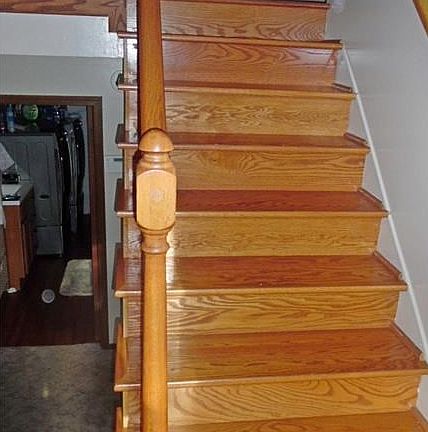 OAK WOODEN STAIRWAY IN ENTRY