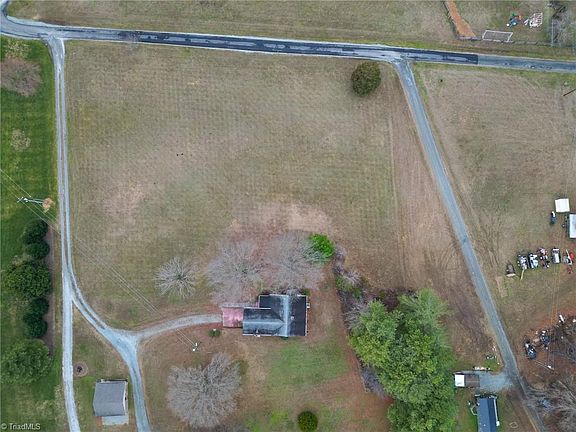 2nd image of 1246 Hickory Tree Rd