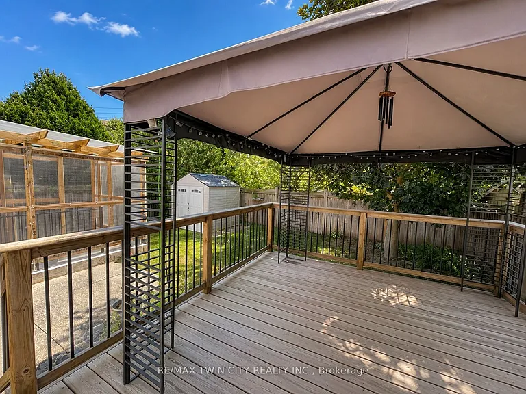 72 Newcastle Dr — Photo 32