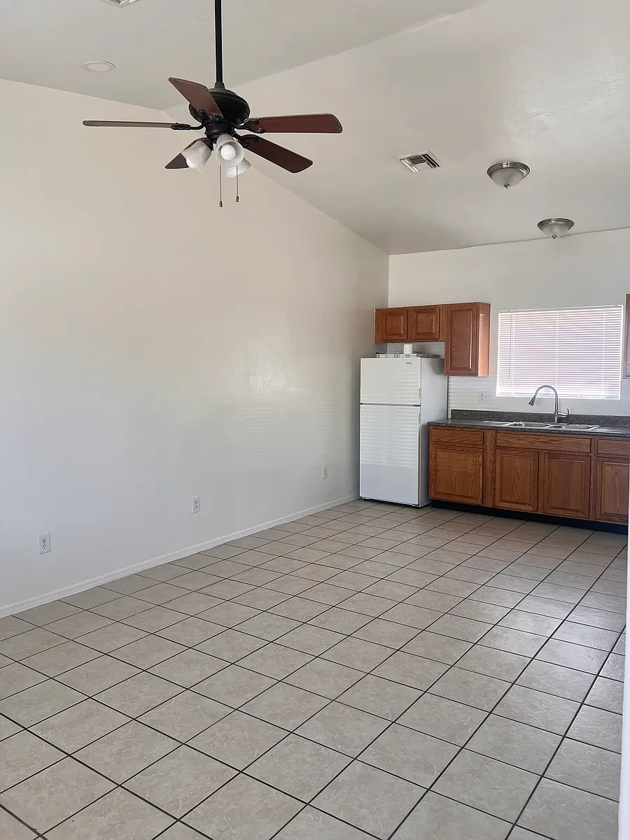 Building Photo - 1774 W King Ave #2