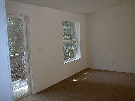4th image of 5082 Hillcrest Dr