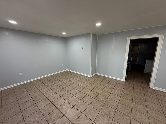 2nd image of 505 Maple St