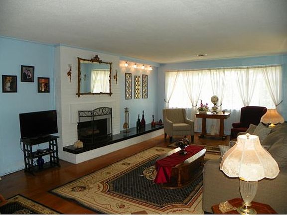 3rd image of 960 Valley Dr