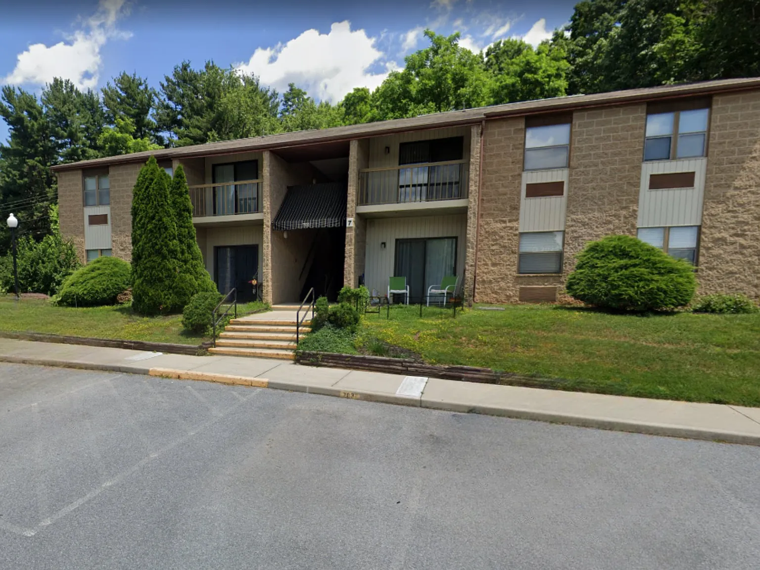 Country Village Apartments — Photo 1
