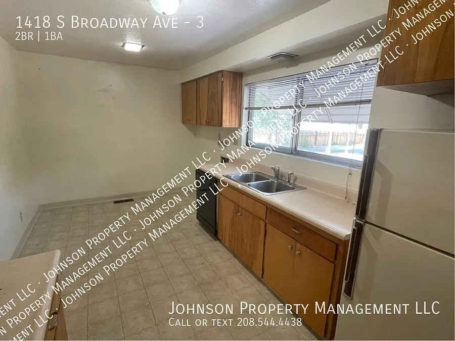 Charming 2-Bedroom East Boise Triplex with Central A/C & Off-Street Parking. — Photo 3