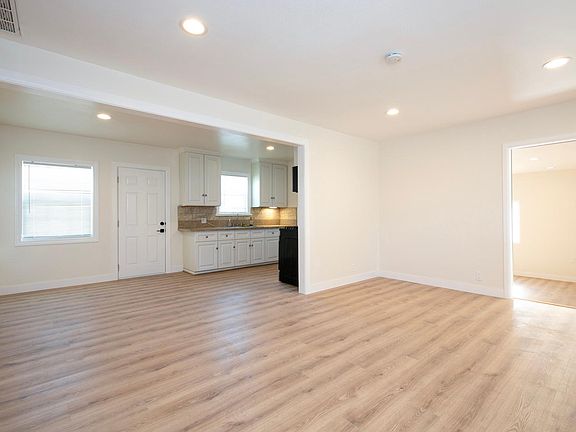 4th image of 7912 Vineland Ave