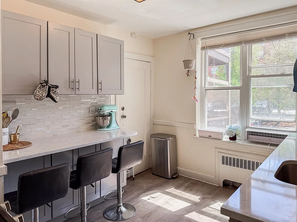 Building Photo - 84 Strathmore Rd #4