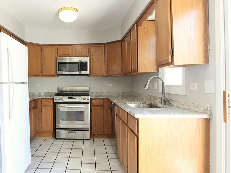 831 College Ave — Photo 1