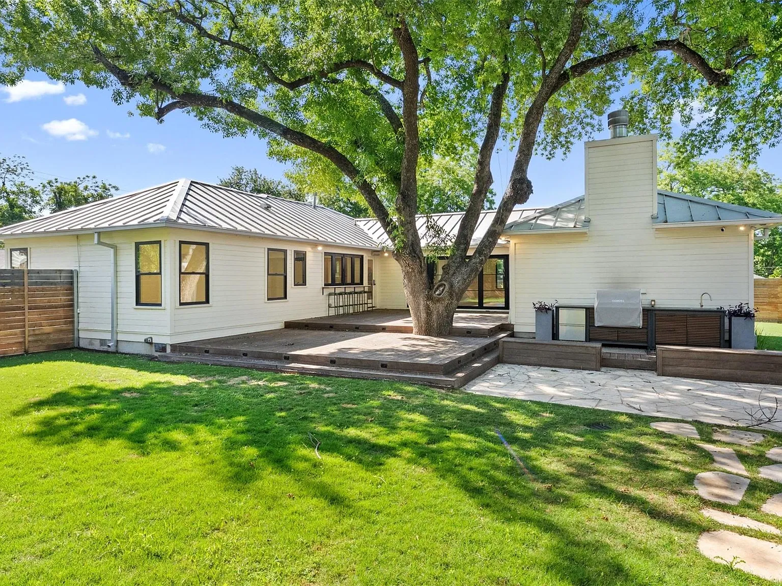 3 bed, 2.5 bath, 2354 sqft, $5,000 — Photo 3