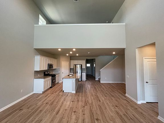 5th image of 100 Queen Anne Dr