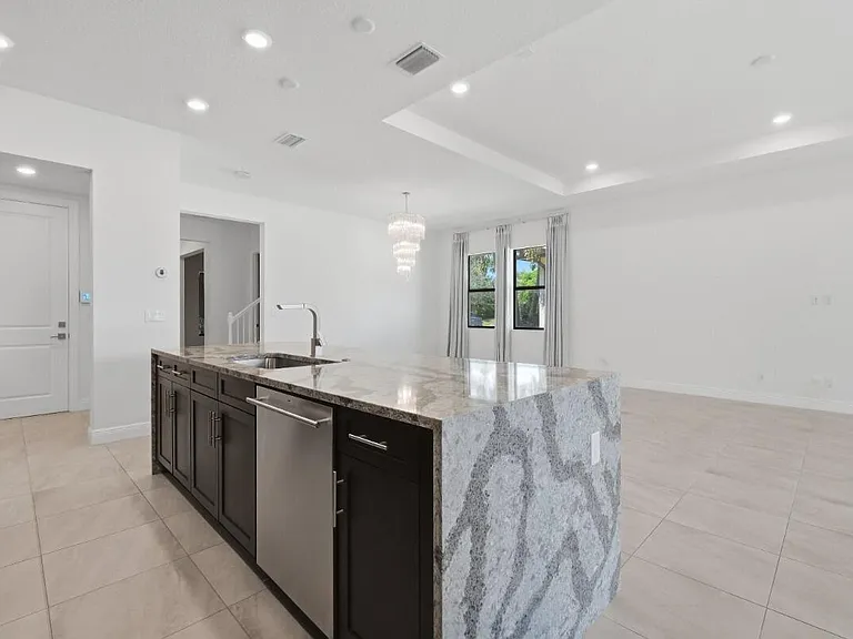 11760 Bayview Cir — Photo 17