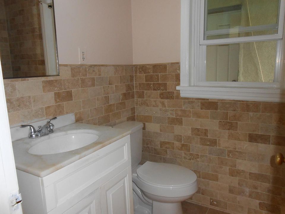 2nd image of 90 Vineyard Ave APT 3