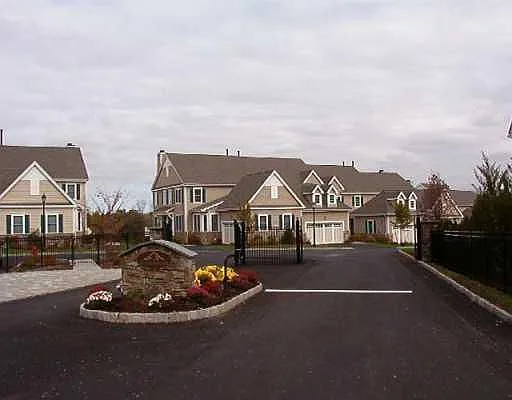 18 Turnberry Ct photo 1