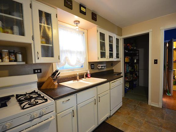 5th image of 425 Carrier St NE