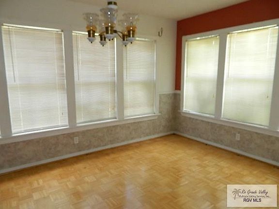 3rd image of 207 Corona Crescent St
