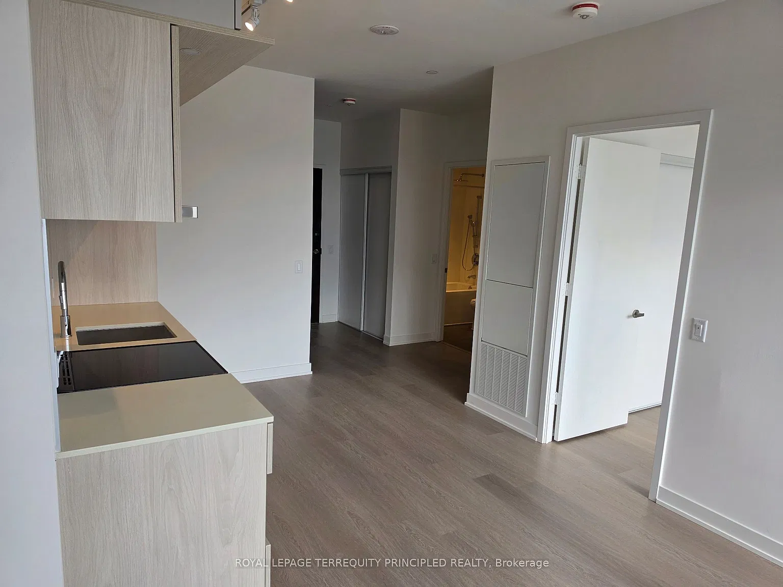 448 Burnhamthorpe Rd W — Photo 4