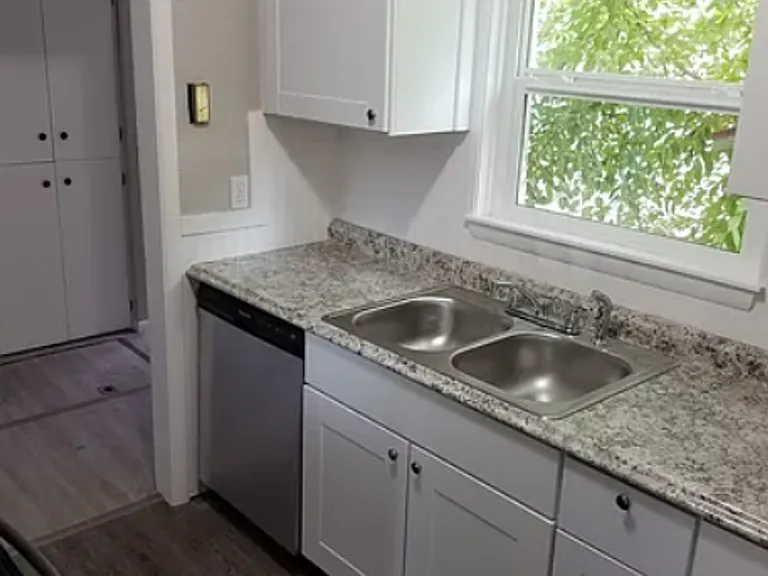 240 N Bridge St — Photo 16