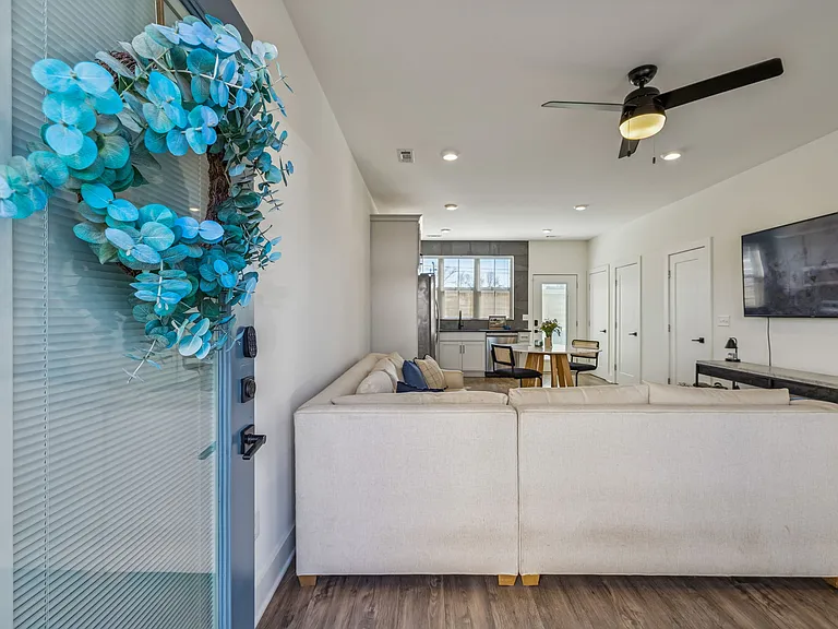 100 Thompson Ln #6 — Photo 4