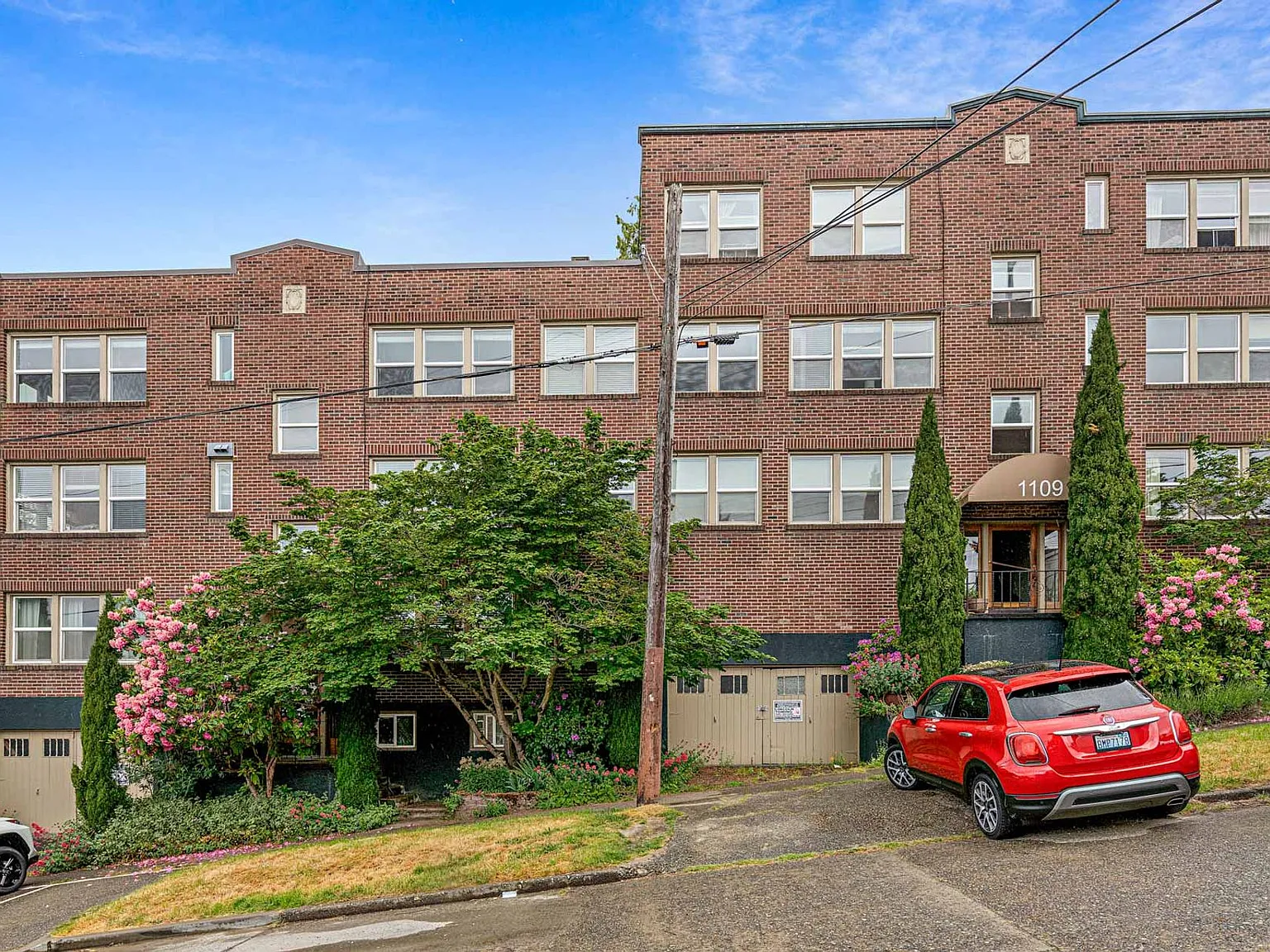 Tudor Apartments — Photo 4
