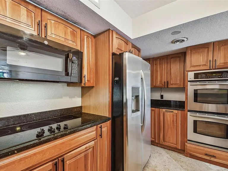 100 Oakmont Ln #106 — Photo 24