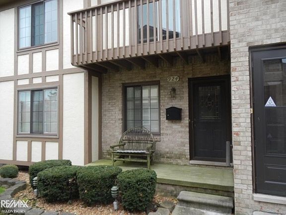 2nd image of 924 Country Club Dr