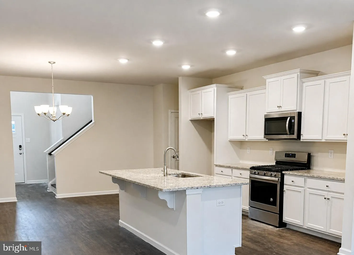 4 bed, 2.5 bath, 2460 sqft, $4,200 — Photo 2