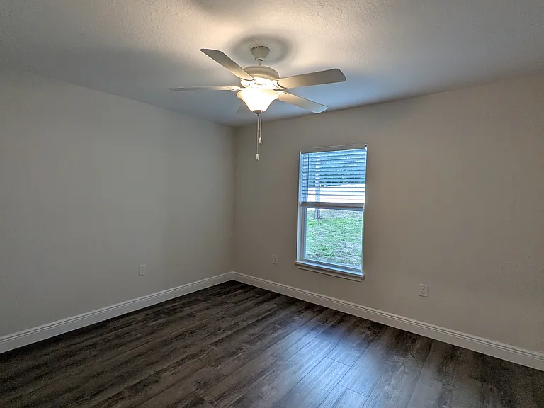 214 E Caldwell Dr — Photo 8