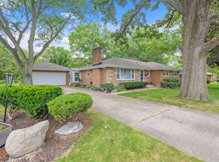 335 Oakwood Dr, Crete, IL 60417