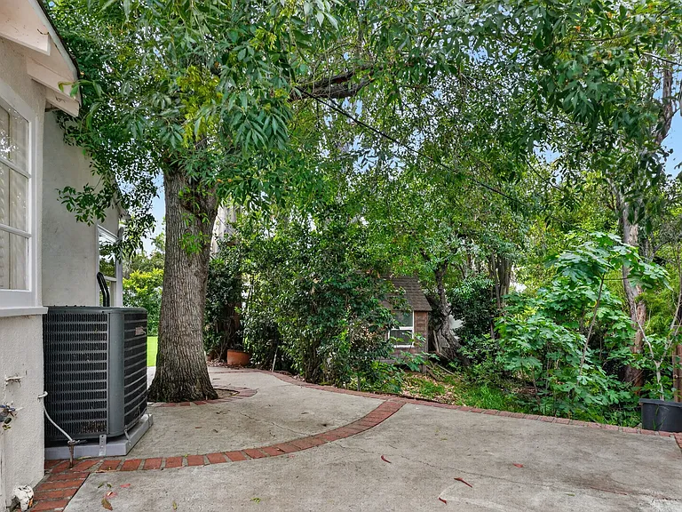 4711 Tyrone Ave — Photo 8
