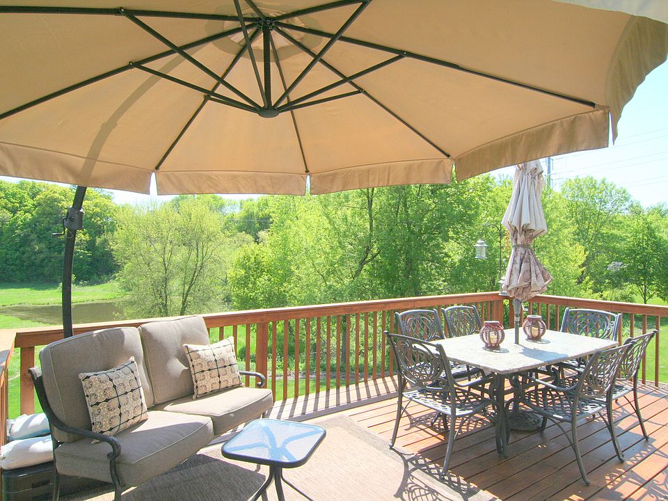 Large deck with VIEWS!