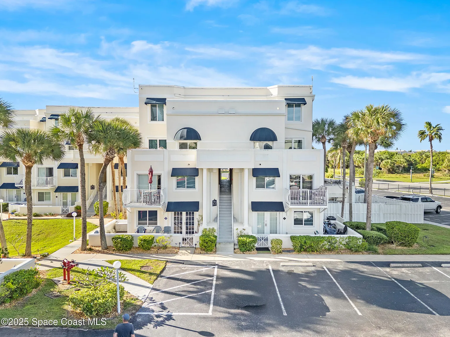 2 bed, 2.0 bath, 1058 sqft, $2,995 — Photo 2