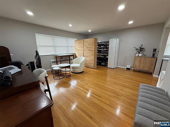 4th image of 405 9th St Floor 2