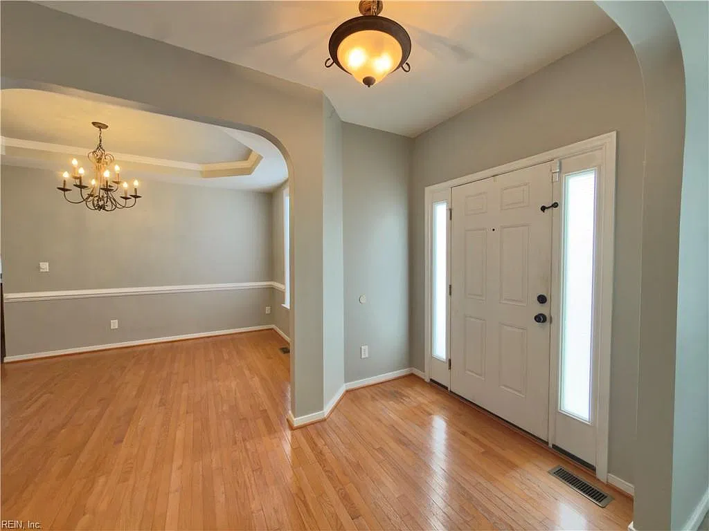 4 bed, 2.5 bath, 2870 sqft, $2,900 — Photo 2