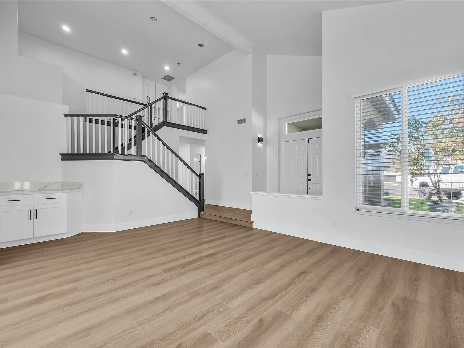 4 bed, 2600 sqft, $5,450 — Photo 3