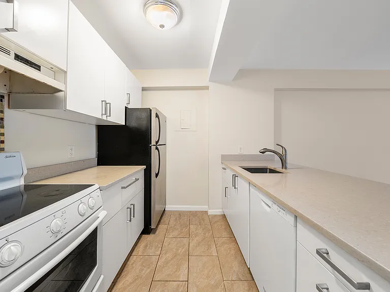 333 Grand Ave #2S — Photo 3