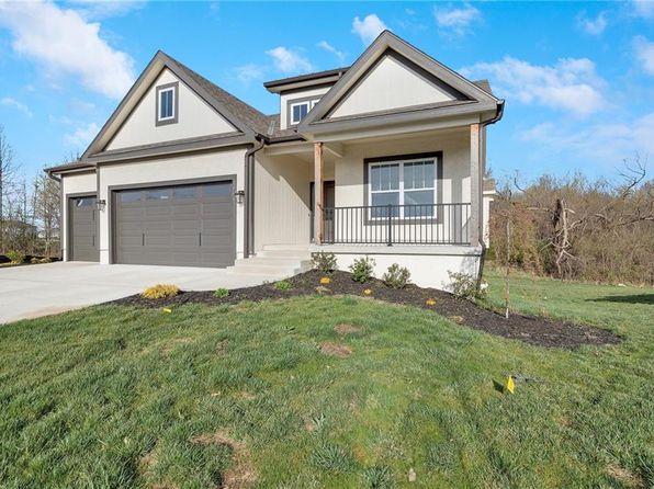 300 SW Hawthorne Ct, Blue Springs, MO 64014