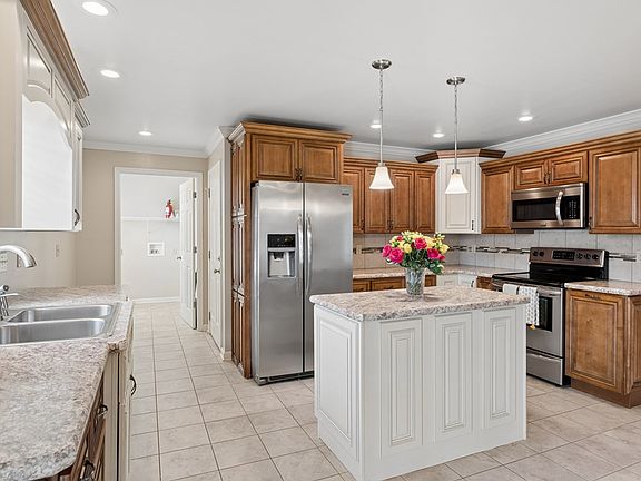 3rd image of 1220 Walnut Dr
