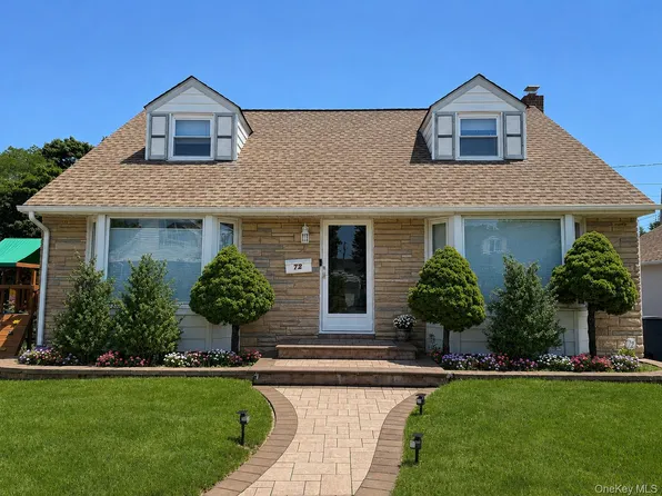 72 Pembrook Drive, Mineola, NY 11501
