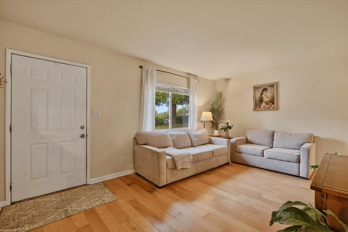 3 bed, 1080 sqft, $2,500 — Photo 3