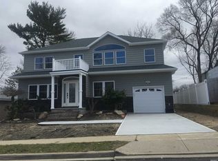 12 1/2 Raynham Dr, Syosset, NY 11791