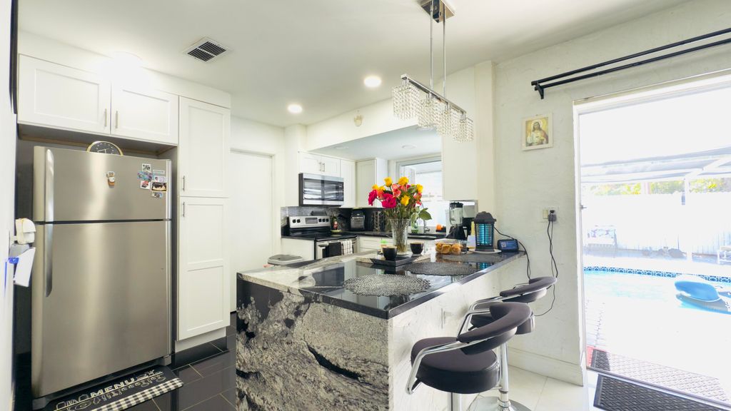 230 NE 25th Street, photo 8