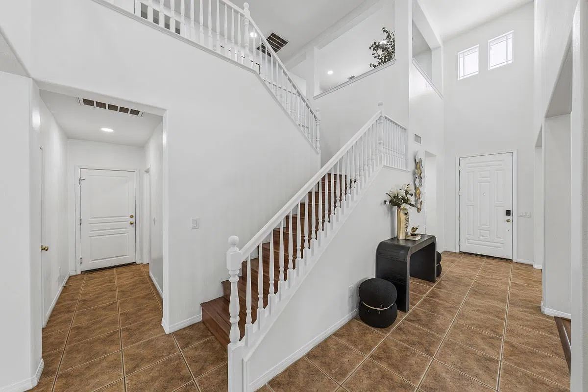 6 bed, 3.0 bath, 3806 sqft, $4,800 — Photo 3