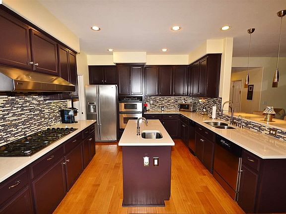 4th image of 608 Bourne Ct