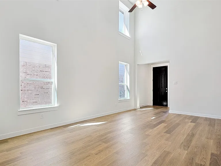 623 Russell Dr — Photo 4