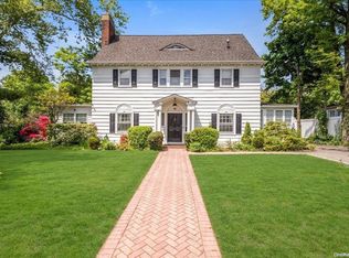 15 Nassau Dr, Great Neck, NY 11021