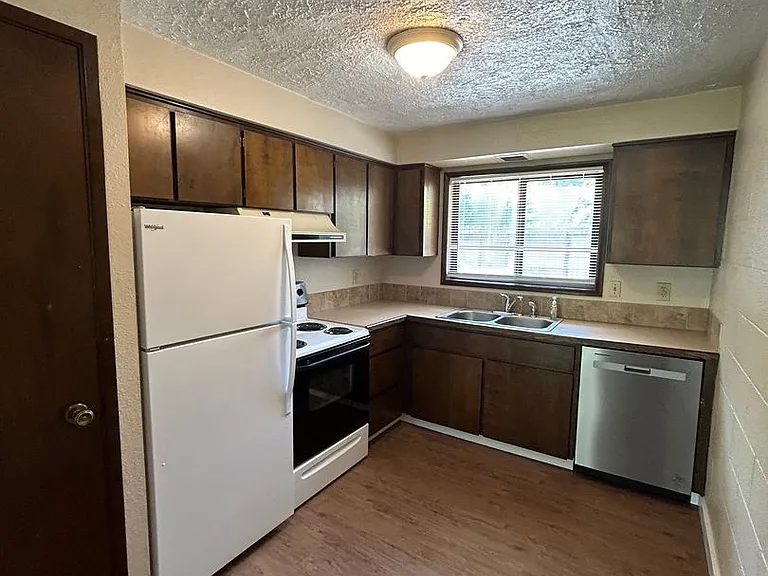111 Beacon Hill Dr — Photo 4