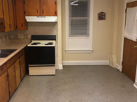 5th image of 823 W Washington St