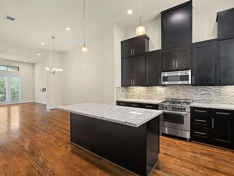 1212 W Dallas St — Photo 11