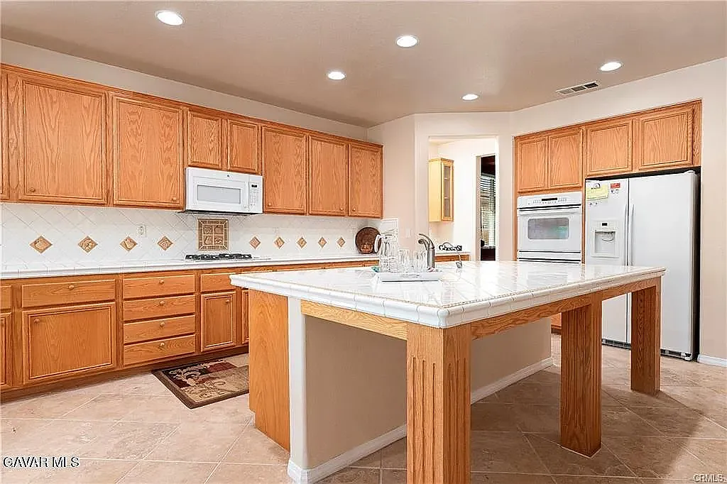 3 bed, 2800 sqft, $3,400 — Photo 2