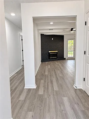 3 bed, 2.0 bath, 1405 sqft, $2,400 — Photo 2